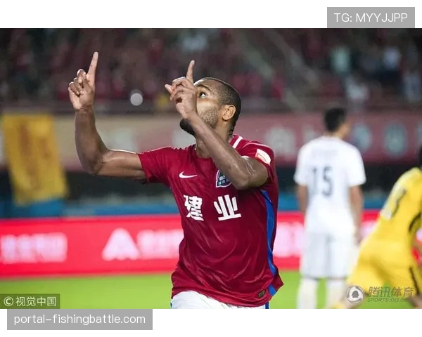 场边花絮:教练因球队一次成功的纵深反击,激动地与助教击掌庆祝 场边花絮:教练因球队一次成功的纵深反击,激动地与助教击掌庆祝