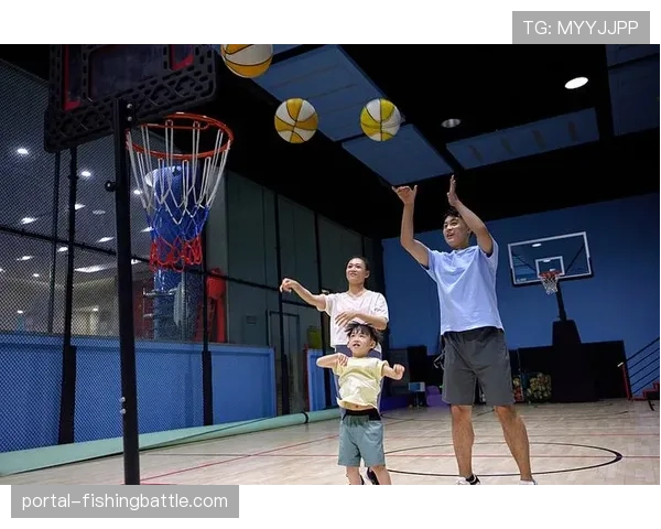 玉溪锦标赛观众席现感人一幕：父子共同观赛传承拳击热爱